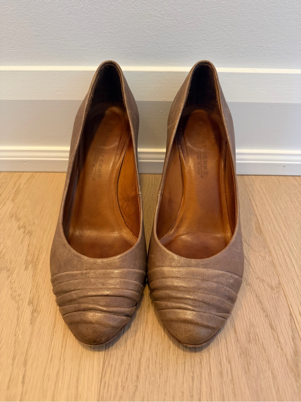Vero Cuoio Taupe Leather Pleated Toe Pumps